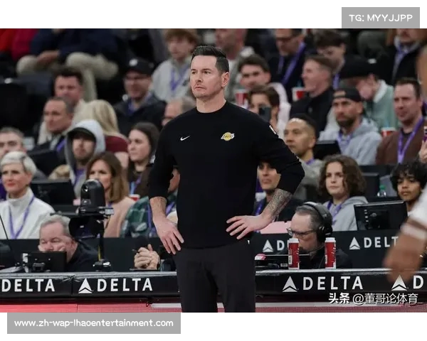 里弗斯凭借快速反击无人防守轻松上篮得分展现出色球技与战术智慧